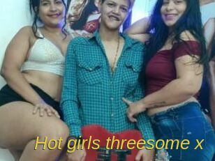Hot_girls_threesome_x